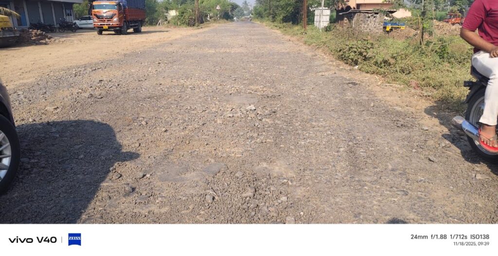 डांबर चोरीला गेलेला रस्ता