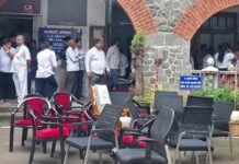 शेतकऱ्यांच्या न्यायासाठी न्यायालयाची थेट कारवाई पीडब्ल्यूडी कार्यालयात जप्ती.…